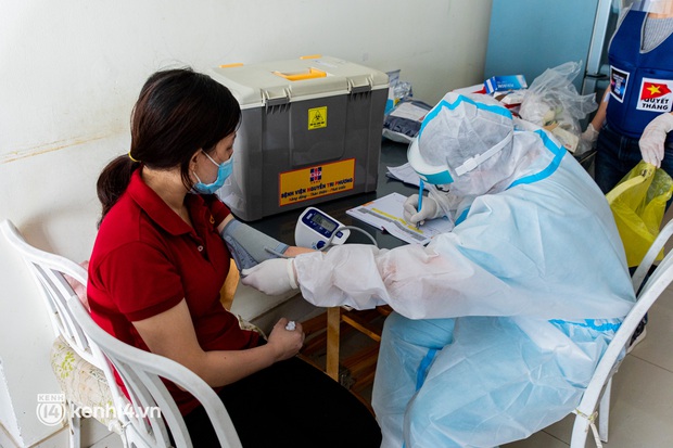 TP.HCM: Thăm khám và tiêm vaccine tận nhà cho thai phụ và người già yếu, di chuyển khó khăn - Ảnh 2. TP.HCM: Thăm khám và tiêm vaccine tận nhà cho thai phụ và người già yếu, di chuyển khó khăn - Ảnh 2.