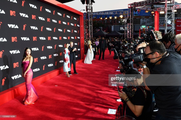 Siêu thảm đỏ VMAs 2021: Olivia Rodrigo ngực khủng đè bẹp Camila Cabello “dừ chát”, Megan Fox mặc như không dẫn đầu dàn mỹ nhân phô da thịt - Ảnh 6. Siêu thảm đỏ VMAs 2021: Olivia Rodrigo ngực khủng đè bẹp Camila Cabello “dừ chát”, Megan Fox mặc như không dẫn đầu dàn mỹ nhân phô da thịt - Ảnh 6.