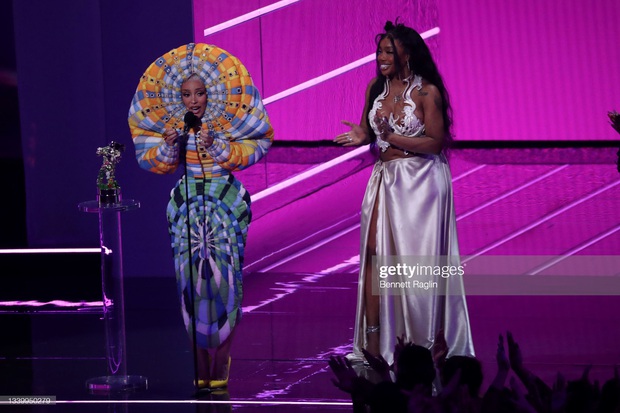 Nữ rapper vô duyên nhất MTV VMAs 2021: Lên đồ lồng lộn cả tiếng đồng hồ, cuối cùng đi trễ thảm đỏ đóng cửa! - Ảnh 7.