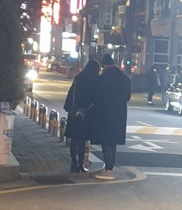 HOT: Lần đầu tiên có idol đình đám Kpop công khai nắm tay bạn gái, tình tứ hẹn hò ngay giữa phố phường - Ảnh 4.