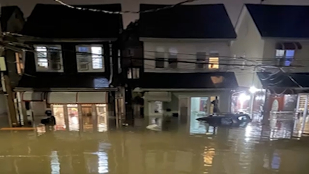 Nhìn lại siêu bão Ida cách đây 2 tuần: Cơn bão lịch sử khiến nước Mỹ lộ ra những cái bẫy chết người - Ảnh 5. Nhìn lại siêu bão Ida cách đây 2 tuần: Cơn bão lịch sử khiến nước Mỹ lộ ra những cái bẫy chết người - Ảnh 5.