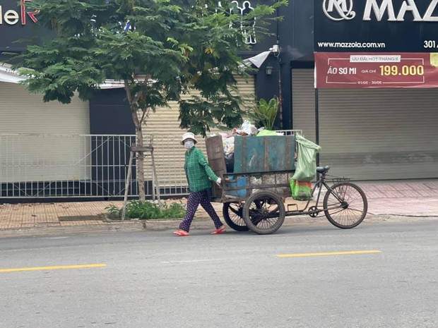 Diễn viên Tân Trề: Mẹ ruột làm lao công thu gom rác và câu nói Biết ai không, mẹ tôi đó mọi người! - Ảnh 1.