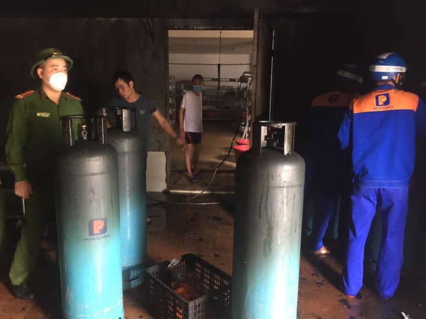 Cháy nhà bếp khách sạn cách ly F1, khói bốc lên nghi ngút - Ảnh 1. Cháy nhà bếp khách sạn cách ly F1, khói bốc lên nghi ngút - Ảnh 1.