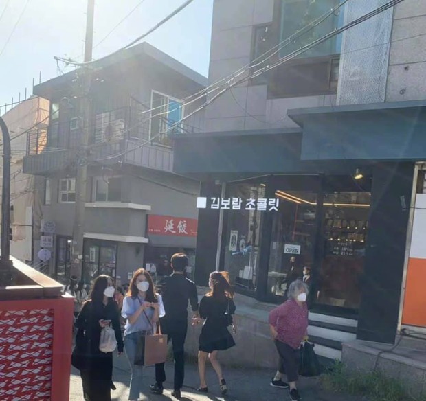 HOT: Lần đầu tiên có idol đình đám Kpop công khai nắm tay bạn gái, tình tứ hẹn hò ngay giữa phố phường - Ảnh 3.