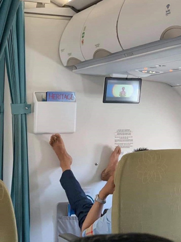 Phốt bình luận thô tục về bạn gái cũ chưa qua, Huỳnh Anh lại bị chỉ trích vì hành động phản cảm khi bay hạng thương gia - Ảnh 4. Phốt bình luận thô tục về bạn gái cũ chưa qua, Huỳnh Anh lại bị chỉ trích vì hành động phản cảm khi bay hạng thương gia - Ảnh 4.