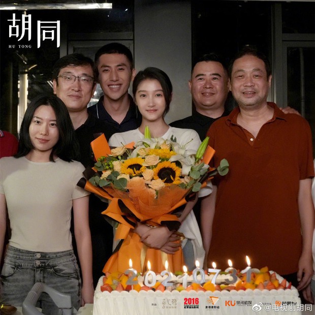 Triệu Lộ Tư nhợt nhạt kém sắc, bị cam thường dìm visual thê thảm cạnh bạn gái Lộc Hàm ở lễ đóng máy phim mới - Ảnh 3. Triệu Lộ Tư nhợt nhạt kém sắc, bị cam thường dìm visual thê thảm cạnh bạn gái Lộc Hàm ở lễ đóng máy phim mới - Ảnh 3.