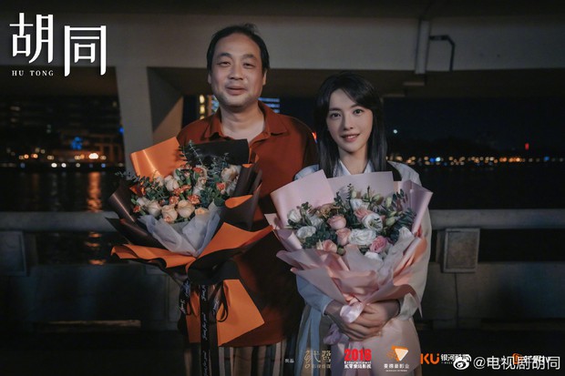 Triệu Lộ Tư nhợt nhạt kém sắc, bị cam thường dìm visual thê thảm cạnh bạn gái Lộc Hàm ở lễ đóng máy phim mới - Ảnh 4. Triệu Lộ Tư nhợt nhạt kém sắc, bị cam thường dìm visual thê thảm cạnh bạn gái Lộc Hàm ở lễ đóng máy phim mới - Ảnh 4.