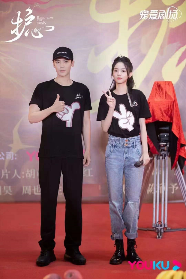 Triệu Lệ Dĩnh đang phải rất rén trước cô đàn em này: Tài nguyên phim phải nhường hết, là tiểu công chúa của công ty? - Ảnh 5.