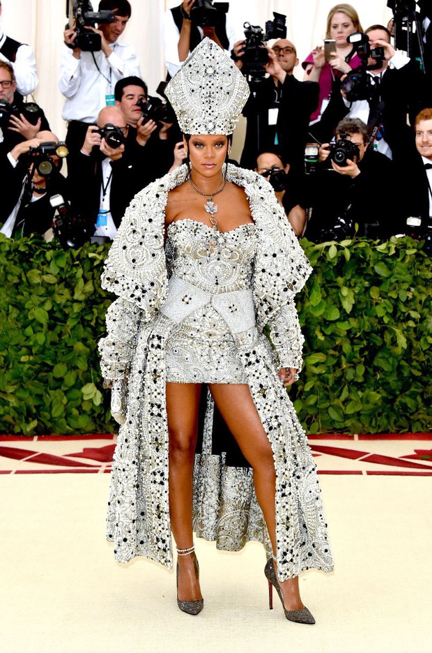 Nữ hoàng thảm đỏ Met Gala: Rihanna - Lady Gaga thi nhau combo độc - dị - lố, choáng nhất là Cardi B phô diễn body với bộ đồ 11 tỷ - Ảnh 3.