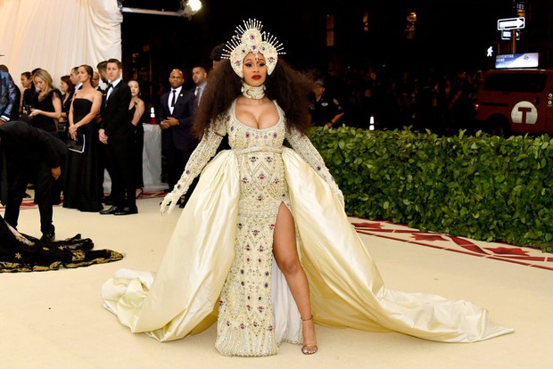 Nữ hoàng thảm đỏ Met Gala: Rihanna - Lady Gaga thi nhau combo độc - dị - lố, choáng nhất là Cardi B phô diễn body với bộ đồ 11 tỷ - Ảnh 17.