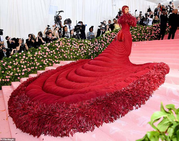 Nữ hoàng thảm đỏ Met Gala: Rihanna - Lady Gaga thi nhau combo độc - dị - lố, choáng nhất là Cardi B phô diễn body với bộ đồ 11 tỷ - Ảnh 22.