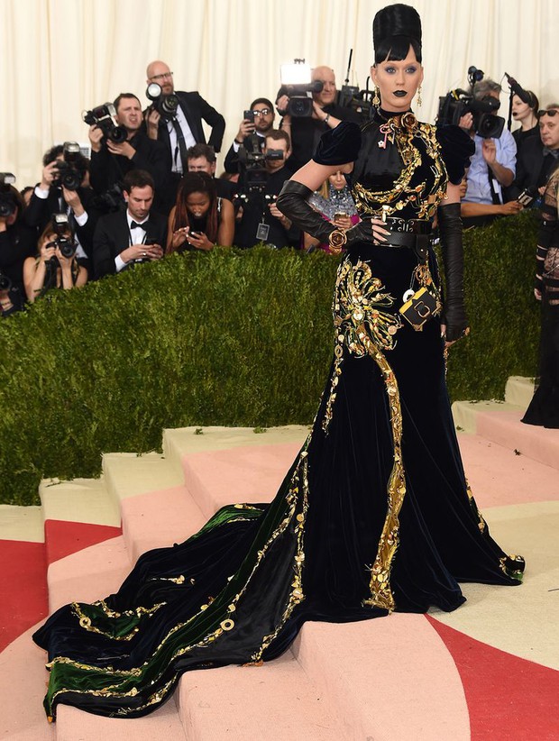 Nữ hoàng thảm đỏ Met Gala: Rihanna - Lady Gaga thi nhau combo độc - dị - lố, choáng nhất là Cardi B phô diễn body với bộ đồ 11 tỷ - Ảnh 31.