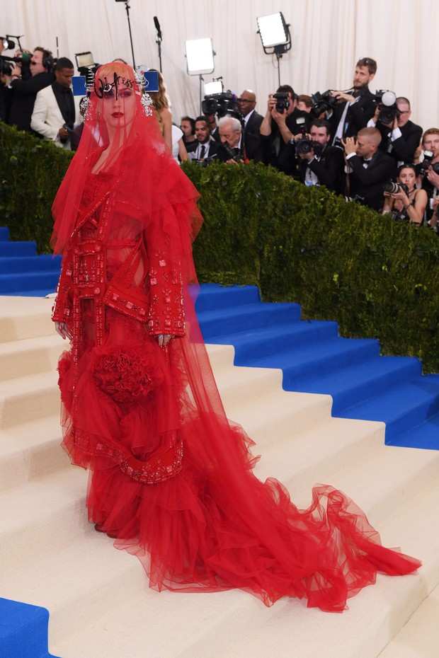 Nữ hoàng thảm đỏ Met Gala: Rihanna - Lady Gaga thi nhau combo độc - dị - lố, choáng nhất là Cardi B phô diễn body với bộ đồ 11 tỷ - Ảnh 30.