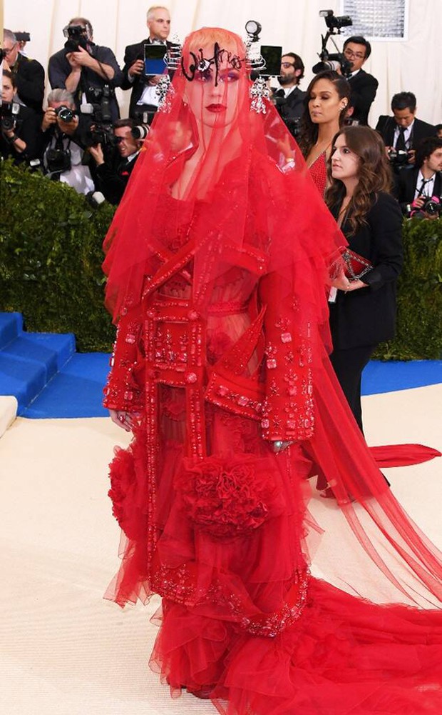 Nữ hoàng thảm đỏ Met Gala: Rihanna - Lady Gaga thi nhau combo độc - dị - lố, choáng nhất là Cardi B phô diễn body với bộ đồ 11 tỷ - Ảnh 29.