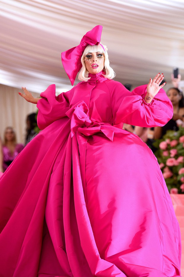 Nữ hoàng thảm đỏ Met Gala: Rihanna - Lady Gaga thi nhau combo độc - dị - lố, choáng nhất là Cardi B phô diễn body với bộ đồ 11 tỷ - Ảnh 34.