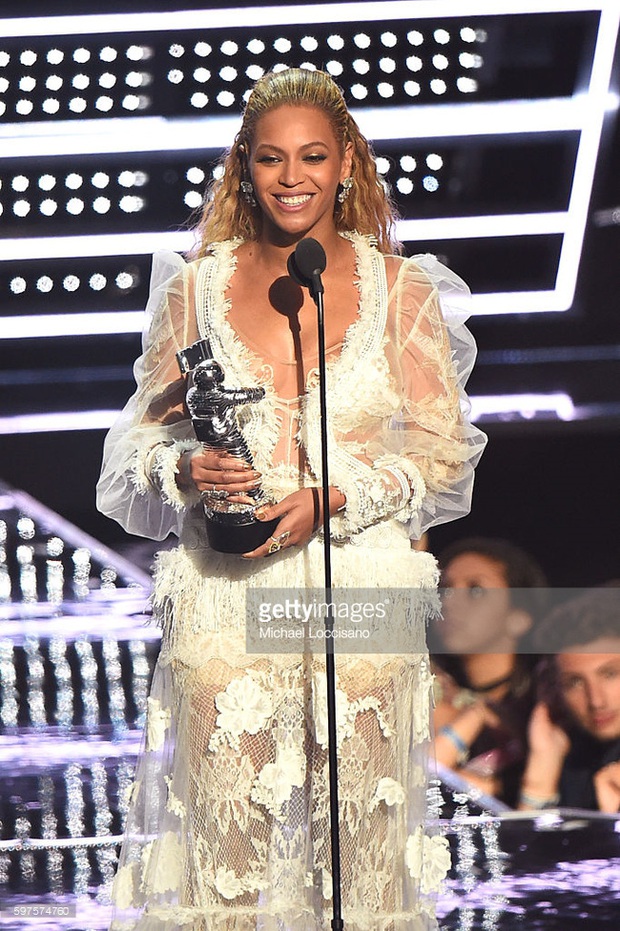 Có chị ong chúa cũng từng cầm gậy bóng chày đập thẳng vào camera gây choáng tại VMAs 2016, em gái 2k3 học hỏi từ đây? - Ảnh 7. Có chị ong chúa cũng từng cầm gậy bóng chày đập thẳng vào camera gây choáng tại VMAs 2016, em gái 2k3 học hỏi từ đây? - Ảnh 7.