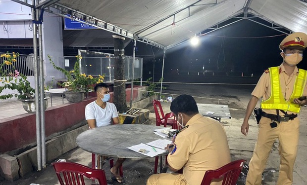 Lái xe giấu 15 người trong thùng xe đông lạnh thông chốt kiểm dịch COVID-19, công ty vận tải Thành An nói gì? - Ảnh 3. Lái xe giấu 15 người trong thùng xe đông lạnh thông chốt kiểm dịch COVID-19, công ty vận tải Thành An nói gì? - Ảnh 3.