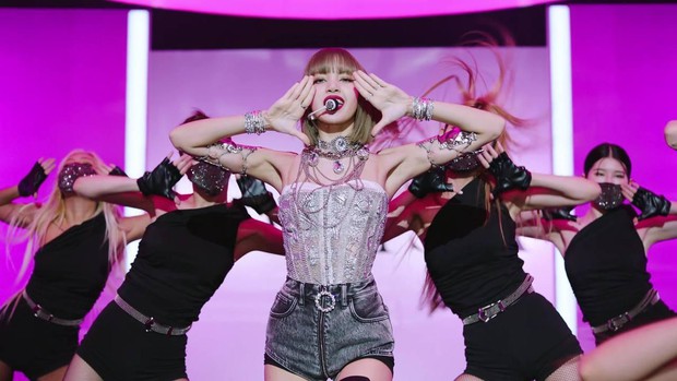 Lộ ảnh Lisa bị thương khiến fan xót xa, zoom vào mới biết chiếc vòng tay gây xây xát thế nào - Ảnh 2. Lộ ảnh Lisa bị thương khiến fan xót xa, zoom vào mới biết chiếc vòng tay gây xây xát thế nào - Ảnh 2.