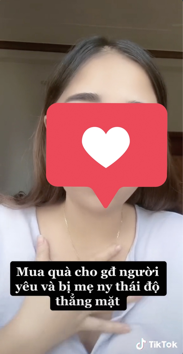 Cô gái mua 2 cân nho Cô gái mua 2 cân nho