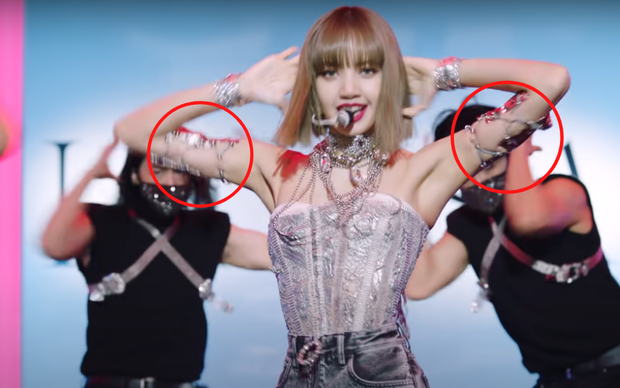 Lisa (BLACKPINK) bị thương trong quá trình chụp ảnh teaser đu dây mạo hiểm, fan soi ra sẹo trên tay nhìn mà xót - Ảnh 8. Lisa (BLACKPINK) bị thương trong quá trình chụp ảnh teaser đu dây mạo hiểm, fan soi ra sẹo trên tay nhìn mà xót - Ảnh 8.