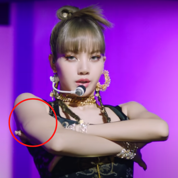 Lisa (BLACKPINK) bị thương trong quá trình chụp ảnh teaser đu dây mạo hiểm, fan soi ra sẹo trên tay nhìn mà xót - Ảnh 6. Lisa (BLACKPINK) bị thương trong quá trình chụp ảnh teaser đu dây mạo hiểm, fan soi ra sẹo trên tay nhìn mà xót - Ảnh 6.