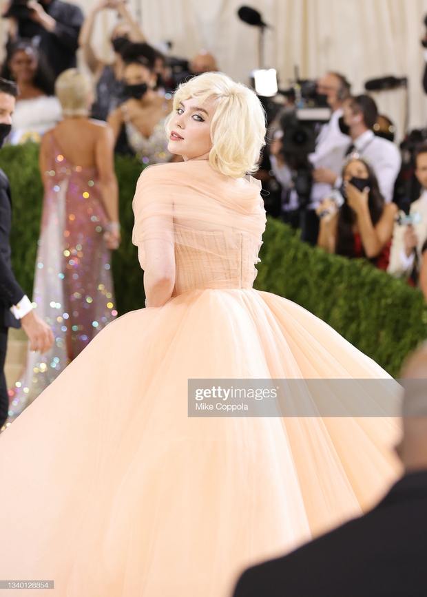Met Gala 2021: Hình ảnh đầu tiên của Rosé đây, Billie Eilish trông bánh bèo đến lạ - Ảnh 5. Met Gala 2021: Hình ảnh đầu tiên của Rosé đây, Billie Eilish trông bánh bèo đến lạ - Ảnh 5.