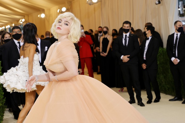 Spotlight Met Gala đổ dồn vào bờ ngực khủng chực trào của cô ca sĩ 19 tuổi Billie Eilish và màn hoá thân lộng lẫy như công chúa - Ảnh 4. Spotlight Met Gala đổ dồn vào bờ ngực khủng chực trào của cô ca sĩ 19 tuổi Billie Eilish và màn hoá thân lộng lẫy như công chúa - Ảnh 4.