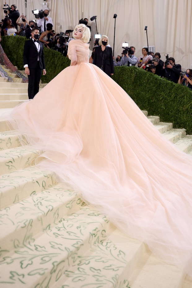 Spotlight Met Gala đổ dồn vào bờ ngực khủng chực trào của cô ca sĩ 19 tuổi Billie Eilish và màn hoá thân lộng lẫy như công chúa - Ảnh 9. Spotlight Met Gala đổ dồn vào bờ ngực khủng chực trào của cô ca sĩ 19 tuổi Billie Eilish và màn hoá thân lộng lẫy như công chúa - Ảnh 9.