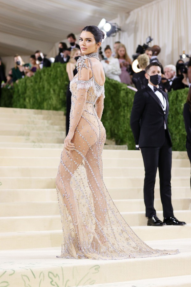 Chị em Kardashian chặt chém Met Gala: Nữ thần Kendall Jenner đẹp nghẹt thở, kéo sang Kim mà phải thốt lên Ối trời ơi! - Ảnh 8.