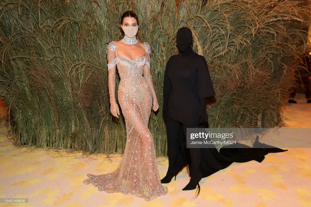 Chị em Kardashian chặt chém Met Gala: Nữ thần Kendall Jenner đẹp nghẹt thở, kéo sang Kim mà phải thốt lên Ối trời ơi! - Ảnh 16.