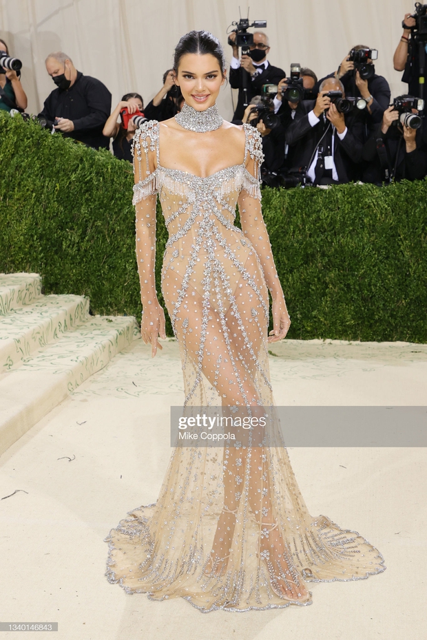 Chị em Kardashian chặt chém Met Gala: Nữ thần Kendall Jenner đẹp nghẹt thở, kéo sang Kim mà phải thốt lên Ối trời ơi! - Ảnh 9.