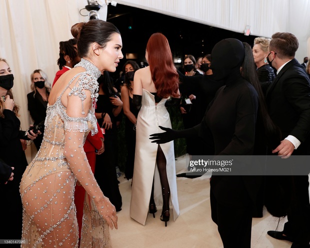 Chị em Kardashian chặt chém Met Gala: Nữ thần Kendall Jenner đẹp nghẹt thở, kéo sang Kim mà phải thốt lên Ối trời ơi! - Ảnh 15.