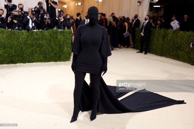 Chị em Kardashian chặt chém Met Gala: Nữ thần Kendall Jenner đẹp nghẹt thở, kéo sang Kim mà phải thốt lên Ối trời ơi! - Ảnh 10.