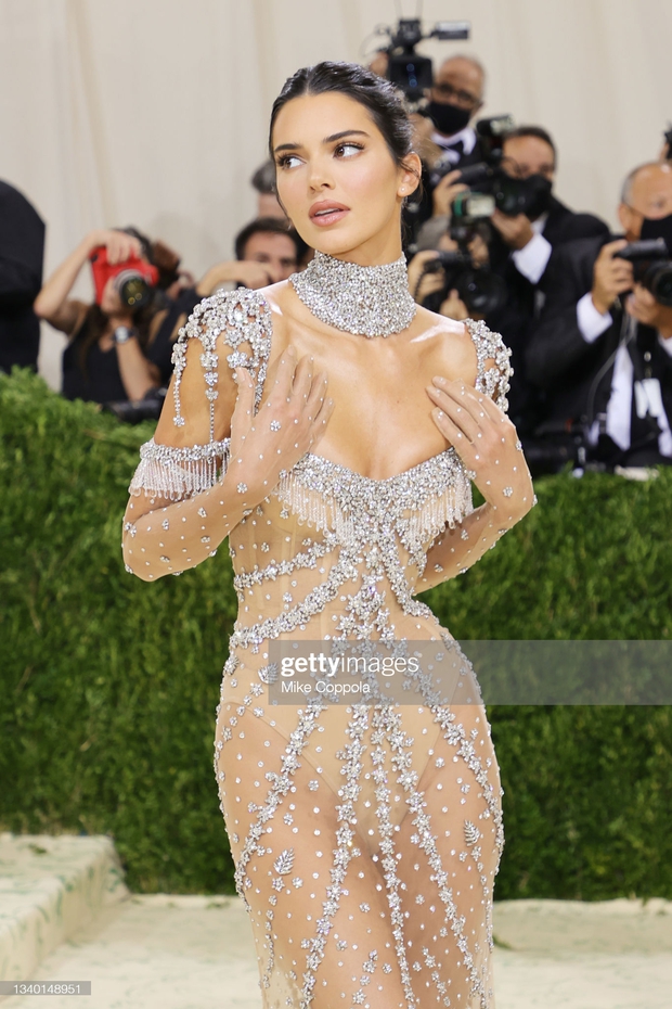 Chị em Kardashian chặt chém Met Gala: Nữ thần Kendall Jenner đẹp nghẹt thở, kéo sang Kim mà phải thốt lên Ối trời ơi! - Ảnh 3.