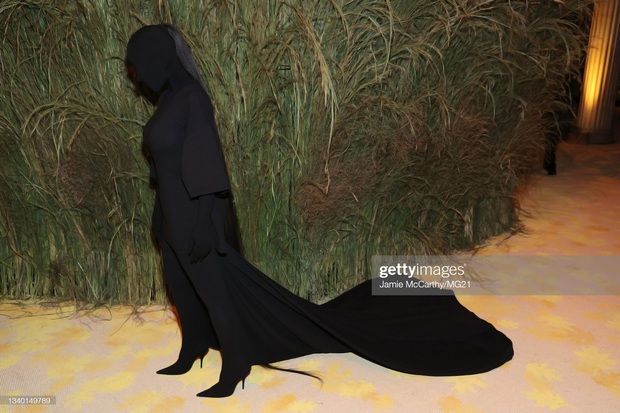 Chị em Kardashian chặt chém Met Gala: Nữ thần Kendall Jenner đẹp nghẹt thở, kéo sang Kim mà phải thốt lên Ối trời ơi! - Ảnh 14.