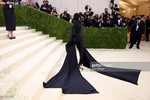 Chị em Kardashian chặt chém Met Gala: Nữ thần Kendall Jenner đẹp nghẹt thở, kéo sang Kim mà phải thốt lên Ối trời ơi! - Ảnh 13.