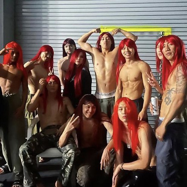 CL đúng là độc và dị: Lộ hậu trường MV làm fan xỉu ngang vì dàn dancer tóc đỏ hoá ra toàn người đẹp đô con - Ảnh 3. CL đúng là độc và dị: Lộ hậu trường MV làm fan xỉu ngang vì dàn dancer tóc đỏ hoá ra toàn người đẹp đô con - Ảnh 3.