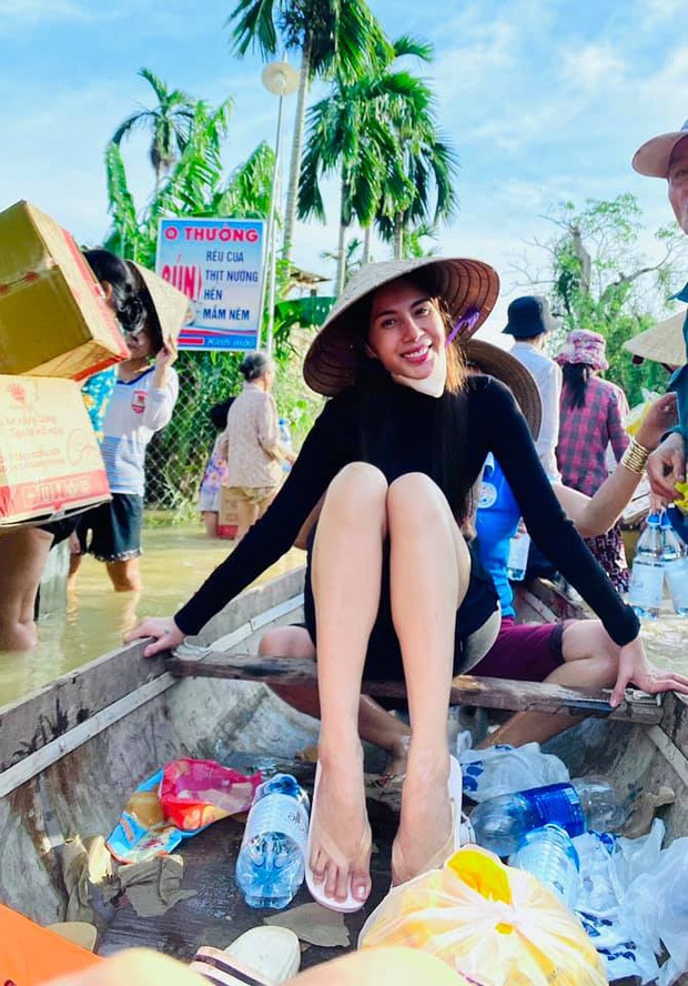 Netizen tranh cãi hình ảnh Thuỷ Tiên tặng thuyền máy cứu trợ miền Trung nhưng chỉ ghi tên 2 vợ chồng, phía chính chủ nói gì? - Ảnh 10. Netizen tranh cãi hình ảnh Thuỷ Tiên tặng thuyền máy cứu trợ miền Trung nhưng chỉ ghi tên 2 vợ chồng, phía chính chủ nói gì? - Ảnh 10.