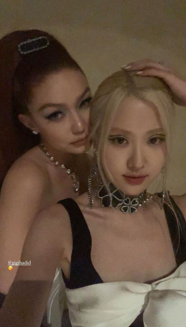 Chỉ bằng một cú selfie, Rosé và Gigi Hadid đã khiến netizen cãi nhau ỏm tỏi - Ảnh 2. Chỉ bằng một cú selfie, Rosé và Gigi Hadid đã khiến netizen cãi nhau ỏm tỏi - Ảnh 2.