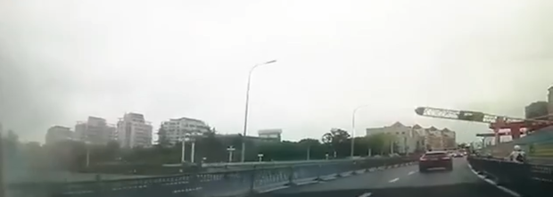 Clip: Ảnh hưởng bão Chanthu, cần cẩu bị gió thổi rơi từ trên cao trúng xe ô tô khiến tài xế rơi vào trạng thái nguy kịch - Ảnh 3. Clip: Ảnh hưởng bão Chanthu, cần cẩu bị gió thổi rơi từ trên cao trúng xe ô tô khiến tài xế rơi vào trạng thái nguy kịch - Ảnh 3.