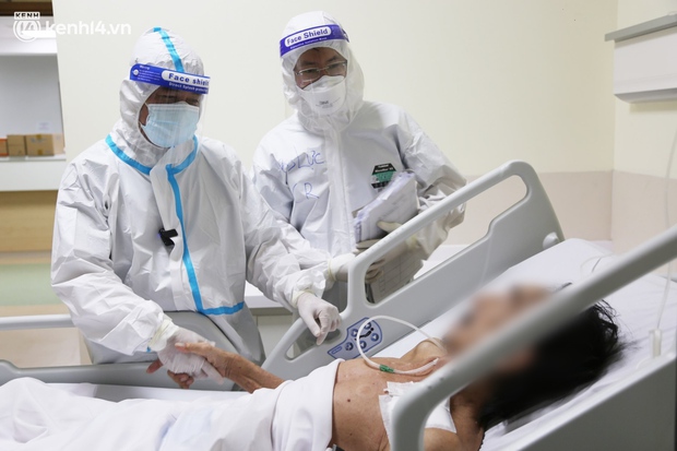 180 phút chạy đua, giành từng hơi thở cho bệnh nhân u đại tràng, nguy kịch do Covid-19: Mừng lắm, tôi thấy mình sống rồi - Ảnh 2. 180 phút chạy đua, giành từng hơi thở cho bệnh nhân u đại tràng, nguy kịch do Covid-19: Mừng lắm, tôi thấy mình sống rồi - Ảnh 2.
