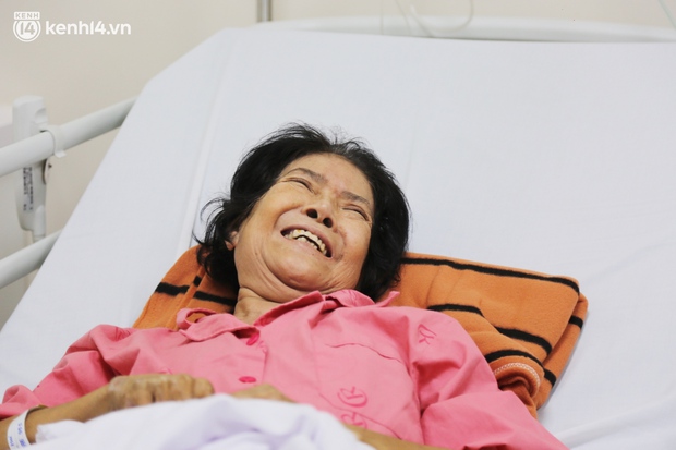 180 phút chạy đua, giành từng hơi thở cho bệnh nhân u đại tràng, nguy kịch do Covid-19: Mừng lắm, tôi thấy mình sống rồi - Ảnh 8. 180 phút chạy đua, giành từng hơi thở cho bệnh nhân u đại tràng, nguy kịch do Covid-19: Mừng lắm, tôi thấy mình sống rồi - Ảnh 8.
