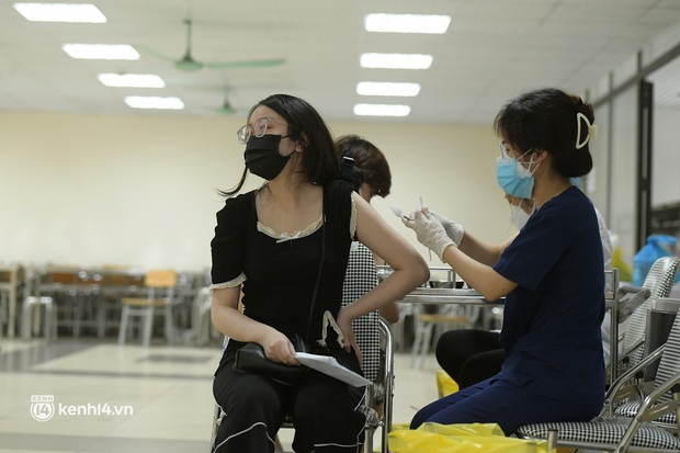 Ảnh: Nhiều phường ở Hà Nội đã hoàn thành tiêm vắc-xin Covid-19 cho người trên 18 tuổi - Ảnh 4.