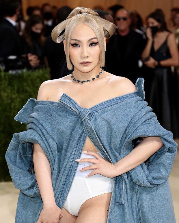 2 idol Kpop hạng A đi Met Gala mà như 2 bầu trời đối lập: Đều lộ khuyết điểm, bên an toàn quá đà, bên gây sốc với màn chơi nổi - Ảnh 4.