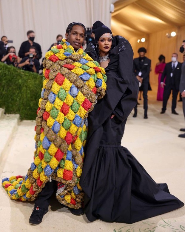 4 cặp đôi hot đổ bộ Met Gala: Justin - Hailey sang bao nhiêu, Shawn - Camila sến bấy nhiêu, bạn trai Rihanna như... món ngũ cốc - Ảnh 10. 4 cặp đôi hot đổ bộ Met Gala: Justin - Hailey sang bao nhiêu, Shawn - Camila sến bấy nhiêu, bạn trai Rihanna như... món ngũ cốc - Ảnh 10.