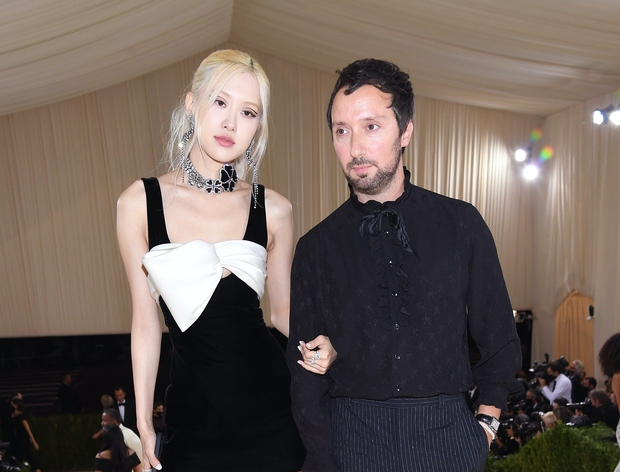 Lần đầu tiên trong lịch sử Met Gala, có Đại sứ toàn cầu của Saint Laurent và đó chính là Rosé! - Ảnh 1. Lần đầu tiên trong lịch sử Met Gala, có Đại sứ toàn cầu của Saint Laurent và đó chính là Rosé! - Ảnh 1.