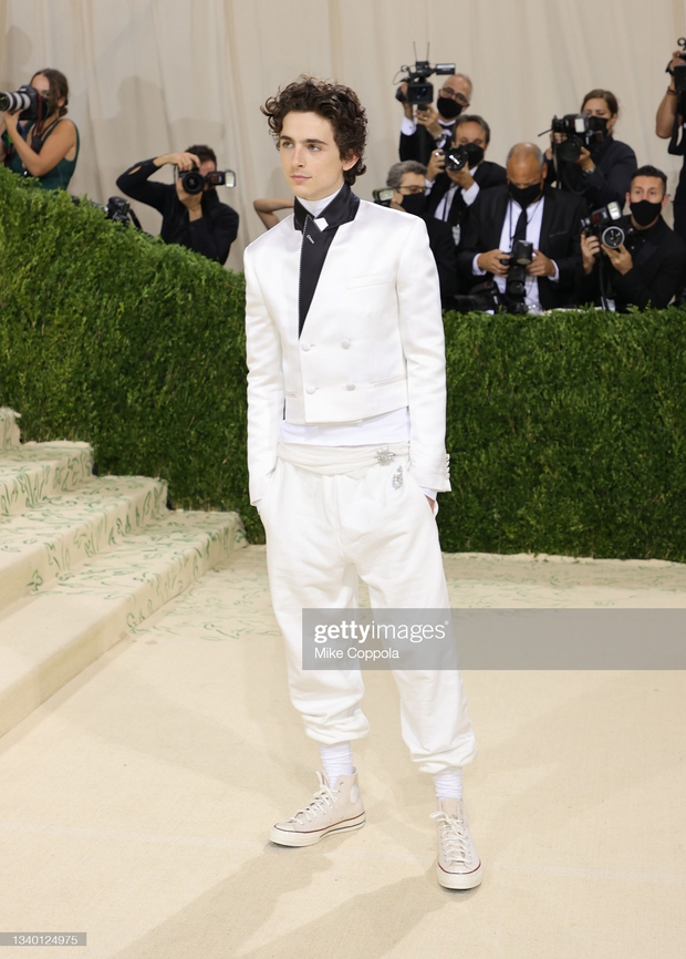 Met Gala 2021: Hình ảnh đầu tiên của Rosé đây, Billie Eilish trông bánh bèo đến lạ - Ảnh 6. Met Gala 2021: Hình ảnh đầu tiên của Rosé đây, Billie Eilish trông bánh bèo đến lạ - Ảnh 6.