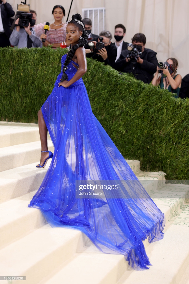 Met Gala 2021: Hình ảnh đầu tiên của Rosé đây, Billie Eilish trông bánh bèo đến lạ - Ảnh 12. Met Gala 2021: Hình ảnh đầu tiên của Rosé đây, Billie Eilish trông bánh bèo đến lạ - Ảnh 12.