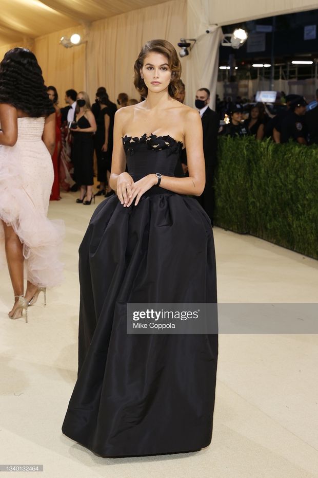 Met Gala 2021: Hình ảnh đầu tiên của Rosé đây, Billie Eilish trông bánh bèo đến lạ - Ảnh 3. Met Gala 2021: Hình ảnh đầu tiên của Rosé đây, Billie Eilish trông bánh bèo đến lạ - Ảnh 3.