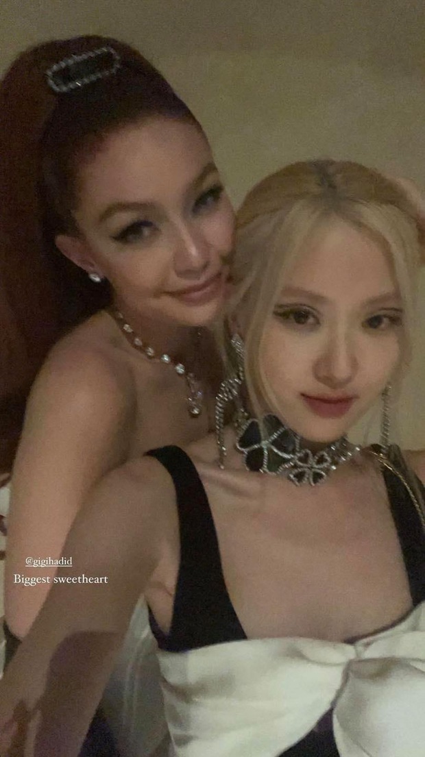 Chỉ bằng một cú selfie, Rosé và Gigi Hadid đã khiến netizen cãi nhau ỏm tỏi - Ảnh 1. Chỉ bằng một cú selfie, Rosé và Gigi Hadid đã khiến netizen cãi nhau ỏm tỏi - Ảnh 1.